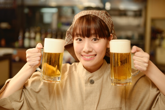ビールを持つ店員