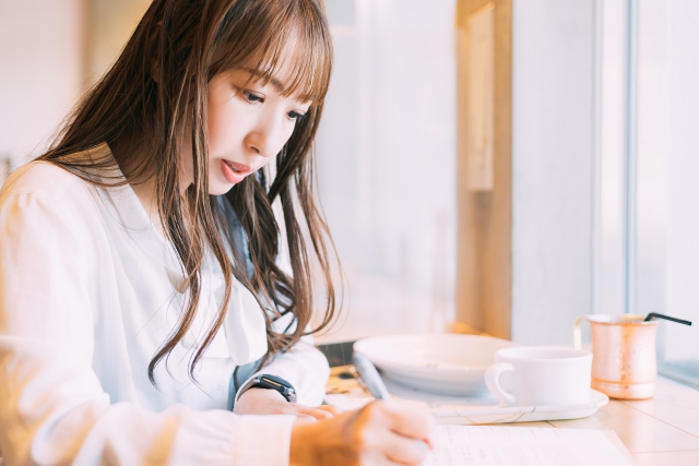 書類を記入する女性