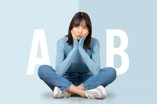 頬杖をついて選択する女性