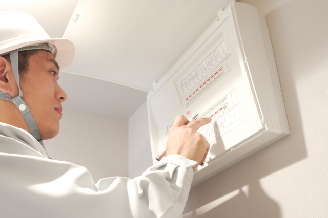 分電盤をチェックする男性