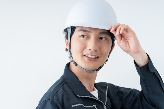 若い作業服の男性