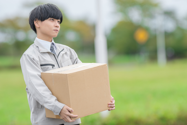 段ボールを運ぶ男性