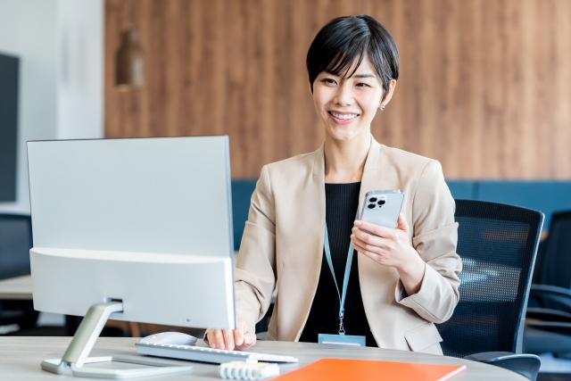 おしゃれなオフィスで働く人