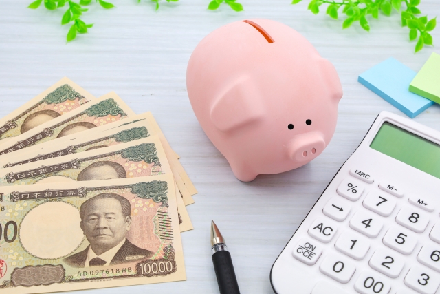 貯金箱とお金と電卓