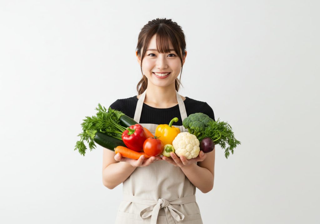 野菜を両手に持って笑顔の女性