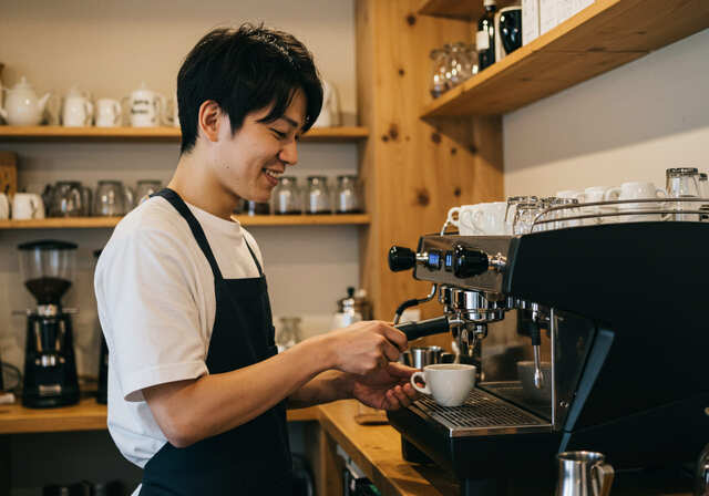 エスプレッソマシンを操るバチスタ
