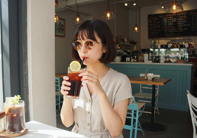 アイスコーヒーを飲む女性