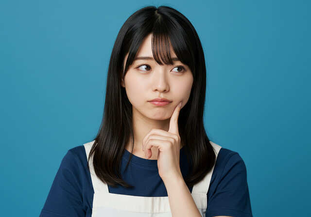 考えるエプロンをつけた女性